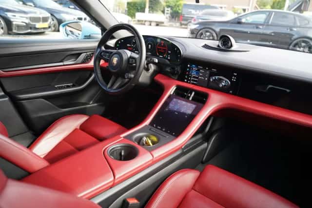Porsche Taycan (2021) thumbnail 4