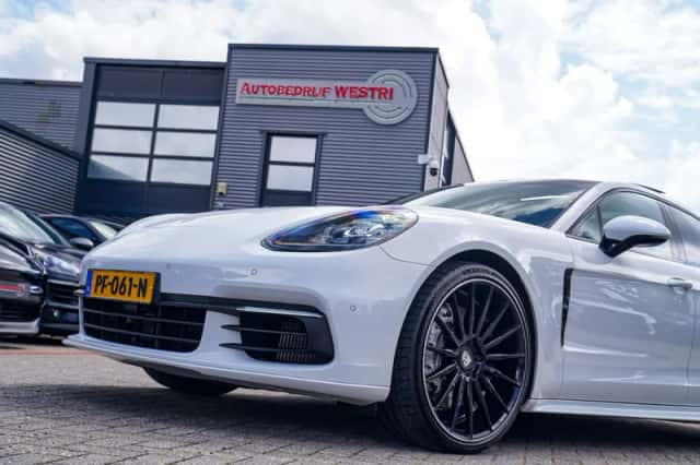 Porsche Panamera (2017) thumbnail 2