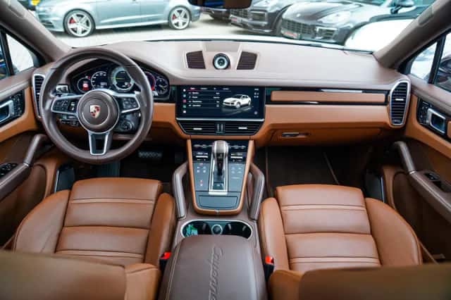 Porsche Cayenne (2022) thumbnail 2