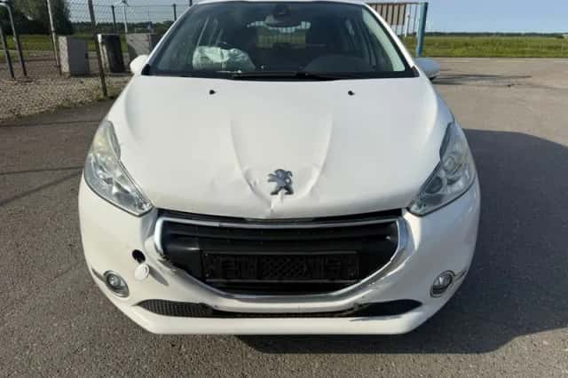 Peugeot 208 (2015) thumbnail 3
