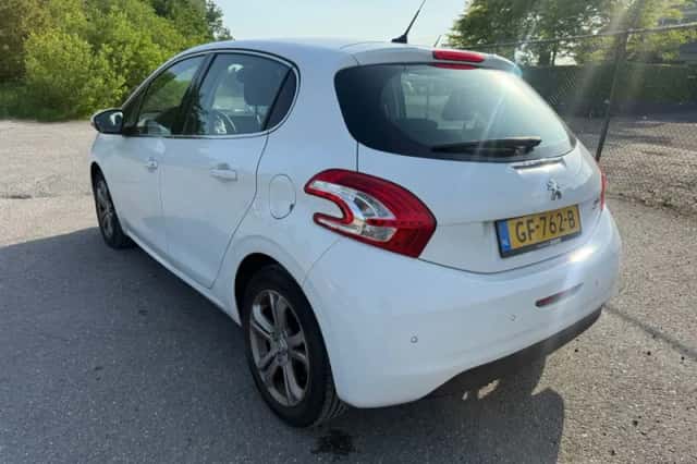 Peugeot 208 (2015) thumbnail 4