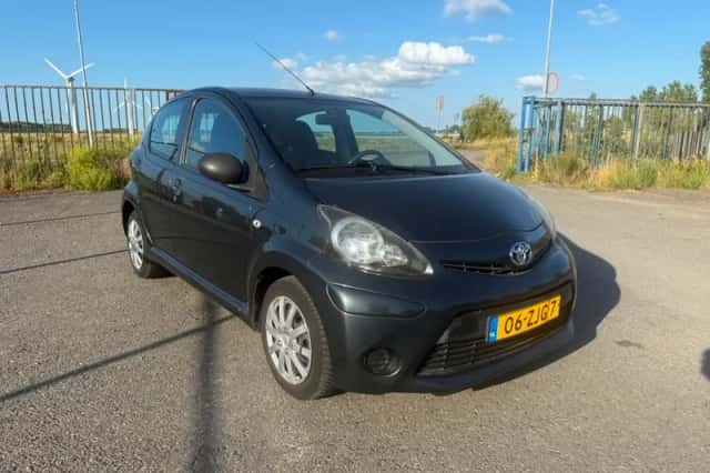 Toyota Aygo (2012) thumbnail 2