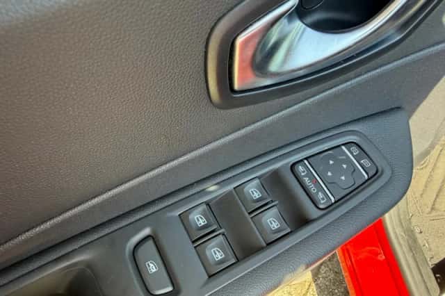 Renault Captur (2017) thumbnail 6