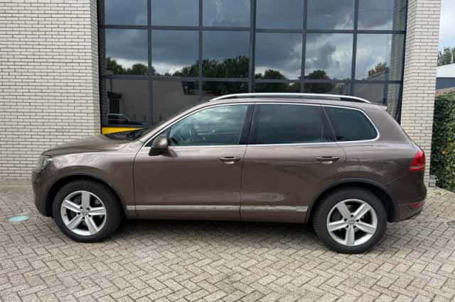 Volkswagen Touareg (2011) thumbnail 2