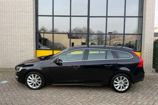 Volvo V60 (2015) thumbnail 2