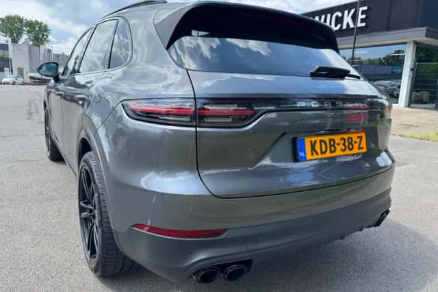 Porsche Cayenne (2018) thumbnail 3