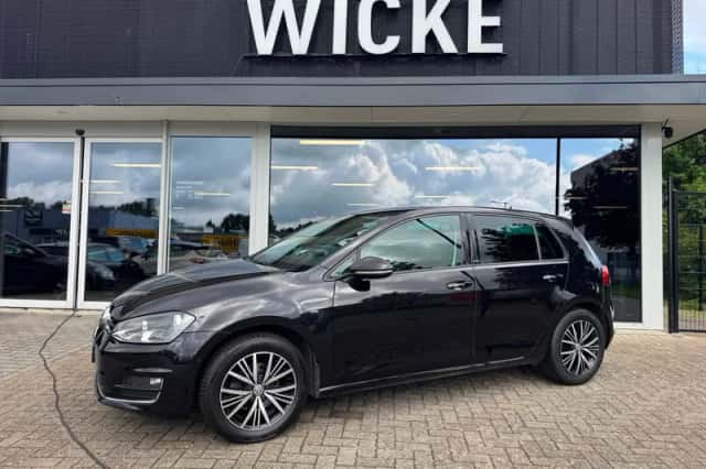 Volkswagen Golf (2016) thumbnail 1