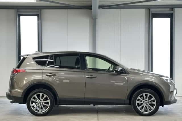 Toyota RAV4 (2017) thumbnail 6