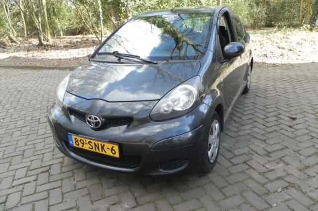 Toyota Aygo (2011) thumbnail 2