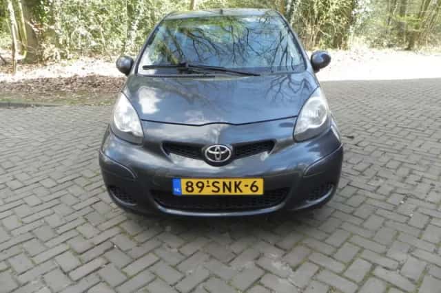 Toyota Aygo (2011) thumbnail 3