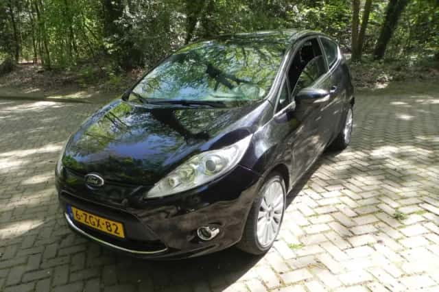 Ford Fiesta (2010) thumbnail 2