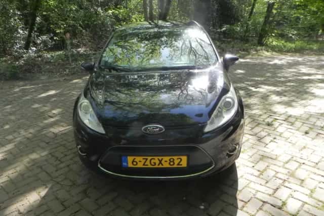 Ford Fiesta (2010) thumbnail 3