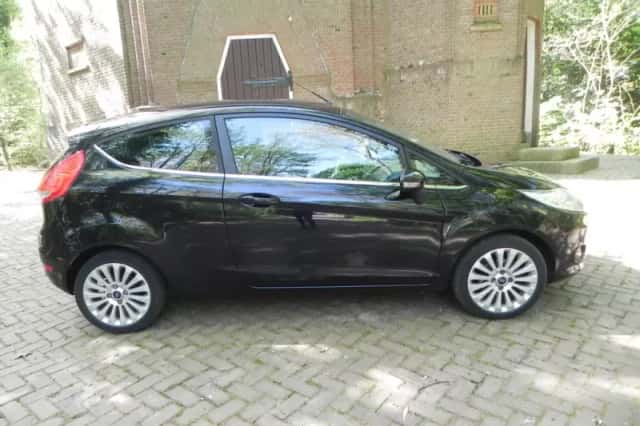 Ford Fiesta (2010) thumbnail 5
