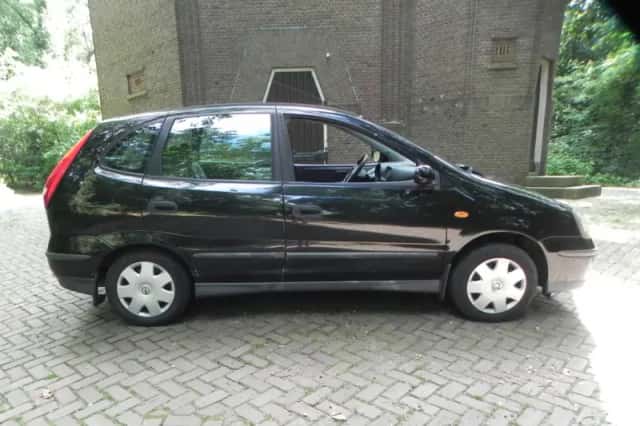 Nissan Almera Tino (2004) thumbnail 5