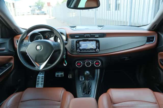 Alfa Romeo Giulietta (2015) thumbnail 2