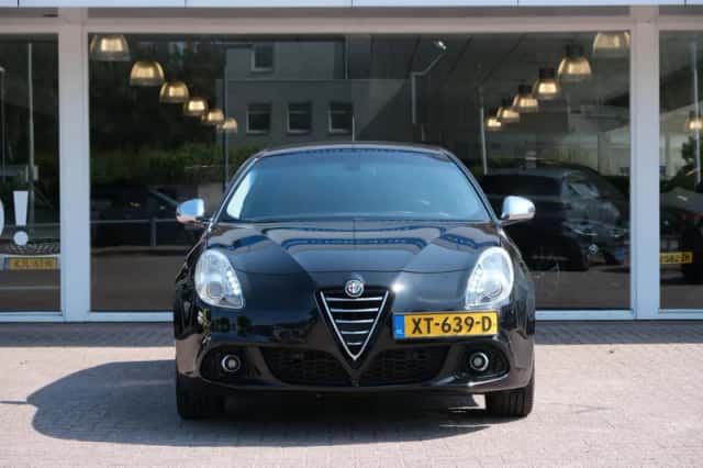 Alfa Romeo Giulietta (2015) thumbnail 3
