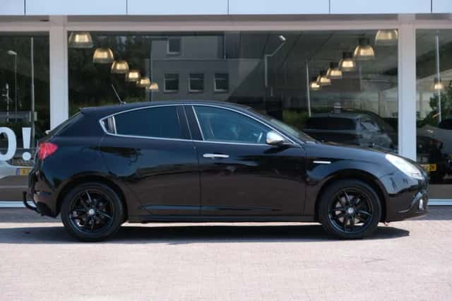 Alfa Romeo Giulietta (2015) thumbnail 4