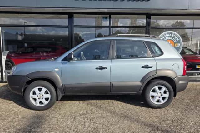 Hyundai Tucson (2005) thumbnail 3