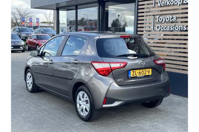 Toyota Yaris (2019) thumbnail 3