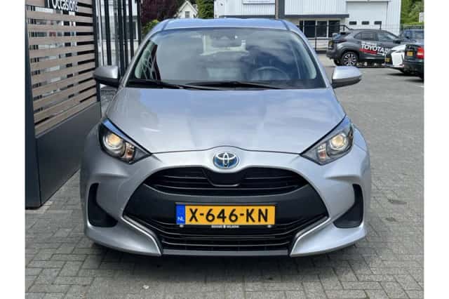 Toyota Yaris (2023) thumbnail 3