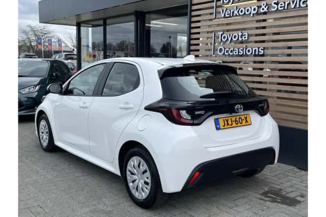 Toyota Yaris (2023) thumbnail 3