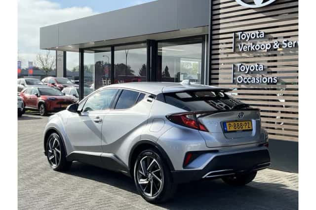 Toyota C-HR (2022) thumbnail 3