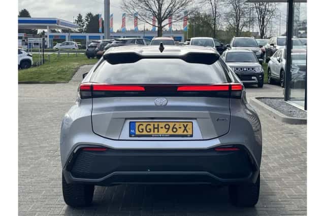 Toyota C-HR (2024) thumbnail 4