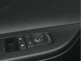 Toyota C-HR (2024) thumbnail 38