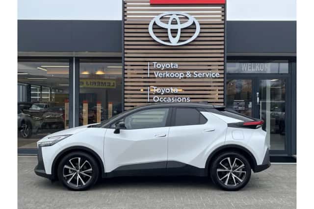 Toyota C-HR (2024) thumbnail 2