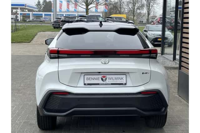 Toyota C-HR (2024) thumbnail 5