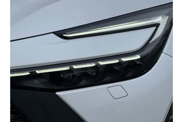 Toyota C-HR (2024) thumbnail 6
