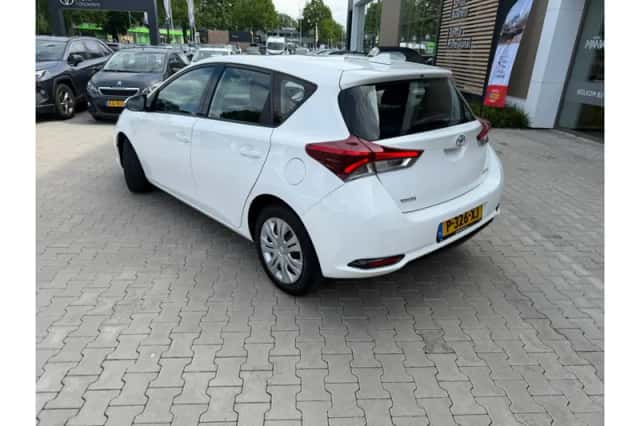 Toyota Auris (2016) thumbnail 2