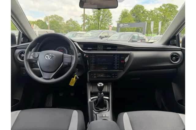 Toyota Auris (2016) thumbnail 3