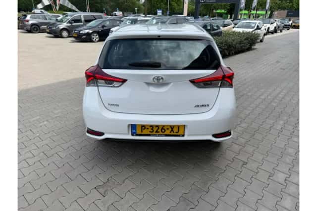Toyota Auris (2016) thumbnail 6