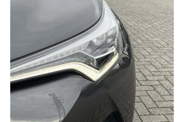 Toyota C-HR (2019) thumbnail 6