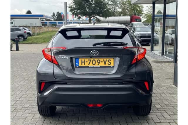 Toyota C-HR (2018) thumbnail 4