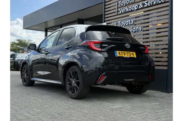 Toyota Yaris (2022) thumbnail 3