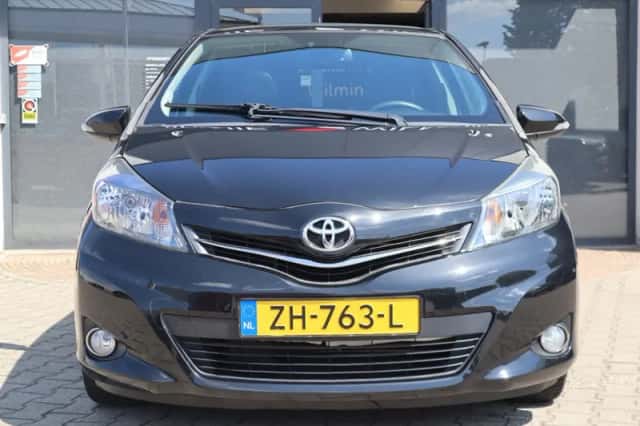 Toyota Yaris (2012) thumbnail 3