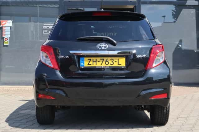 Toyota Yaris (2012) thumbnail 4