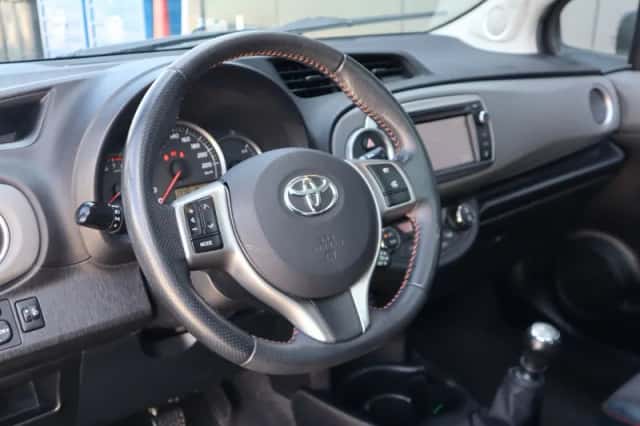 Toyota Yaris (2012) thumbnail 6