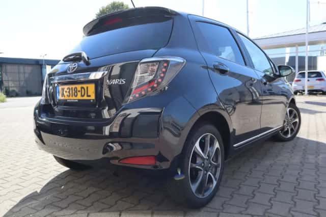 Toyota Yaris (2013) thumbnail 2