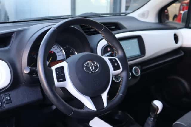 Toyota Yaris (2013) thumbnail 3