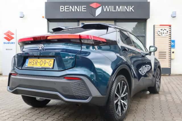 Toyota C-HR (2025) thumbnail 2