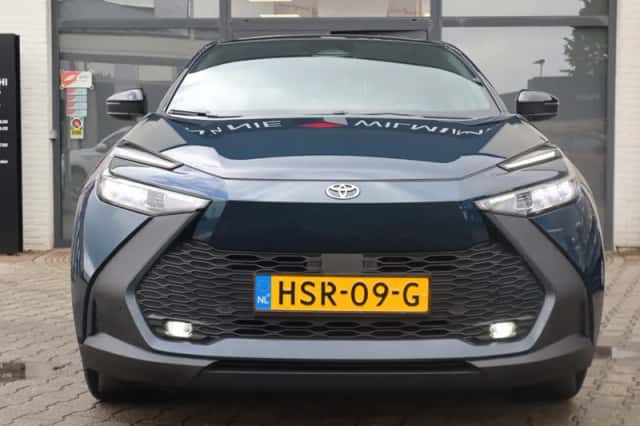 Toyota C-HR (2025) thumbnail 4