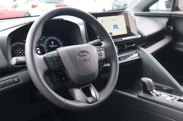 Toyota C-HR (2025) thumbnail 6