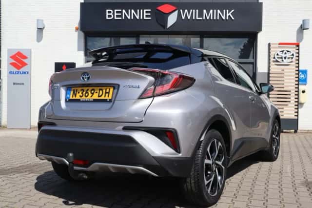 Toyota C-HR (2018) thumbnail 2