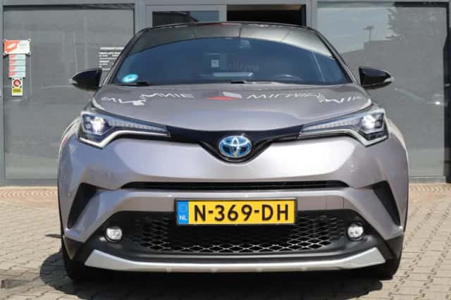 Toyota C-HR (2018) thumbnail 4