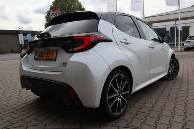 Toyota Yaris (2024) thumbnail 2