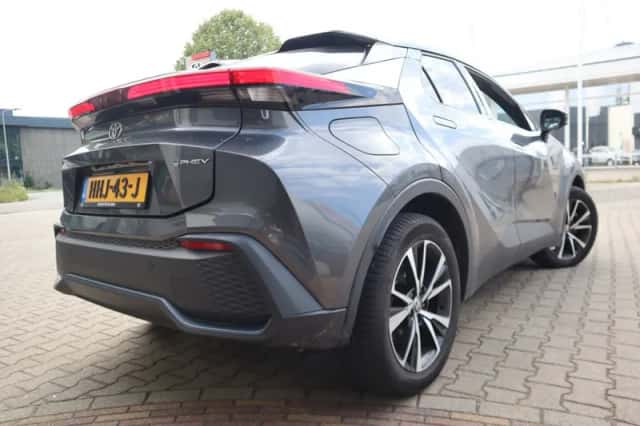 Toyota C-HR (2024) thumbnail 2