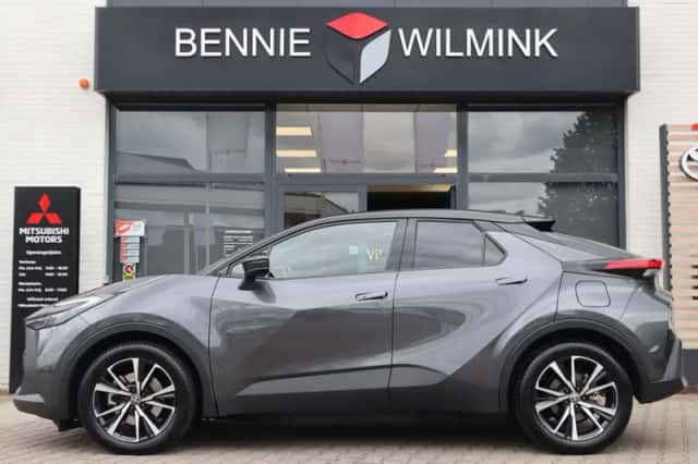 Toyota C-HR (2024) thumbnail 2
